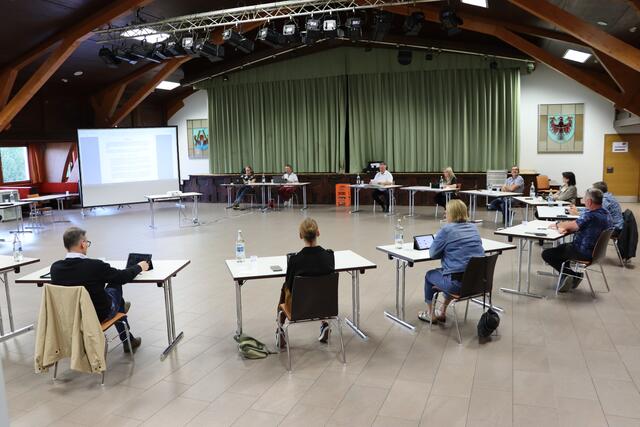 Bei der Gemeinderatssitzung in Langkampfen am 1. Juni wurden vor allem die Richtlinien zur Vergabe von Eigentumswohnungen diskutiert.  | Foto: Gredler 
