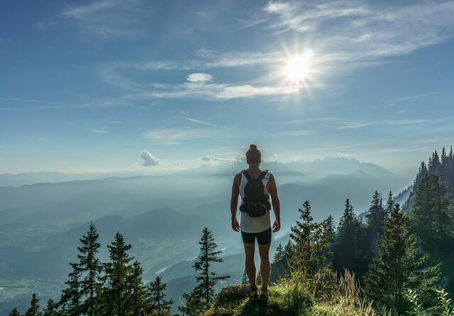 Der Österreichische Alpenverein gibt Tipps, damit einem sicheren Start in die Wandersaison nichts im Wege steht. | Foto: Pixabay/Ales Krivec