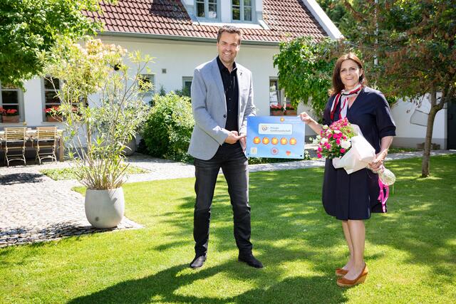 Burgenland Tourismus-Geschäftsführer Didi Tunkel überreicht Claudia Koppi (Appartementhaus „Auszeit“ in Apetlon) die erste 5-Sonnen-Zertifizierungstafel.