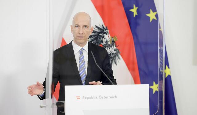 Die Arbeitsmarktentwicklung sei "deutlich besser als ursprünglich erwartet", kommentierte Arbeitsminister Martin Kocher (ÖVP) die aktuellen Zahlen. | Foto: Andy Wenzel/bka