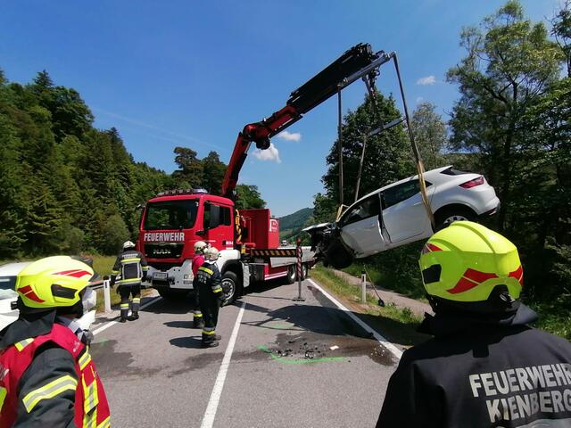 Die beiden Fahrzeuge mussten von der Feuerwehr mit Wechsellader-Fahrzeug mit Kran auf der Bundesstraße geborgen werden. | Foto: BFKDO Scheibbs