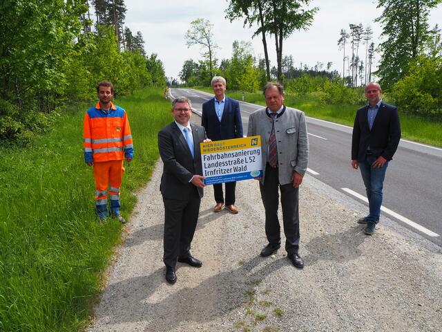 Lukas Herzog (Straßenmeisterei Raabs/Thaya), Landesrat Ludwig Schleritzko, Gerald Bogg (Leiter der Straßenbauabteilung Waidhofen/Thaya), Hermann Gruber (Bürgermeister Irnfritz-Messern), Rainer Hubmayer (Leiter-Stv. der Straßenmeisterei Raabs/Thaya) | Foto: NÖ Landesregierung