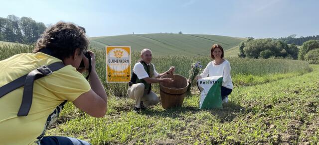Agrar-Landesrat Max Hiegelsberger und Landwirtschaftskammer Oberösterreich-Präsidentin Michaela Langer-Weninger neben einem „Blumenkorn“-Feld.