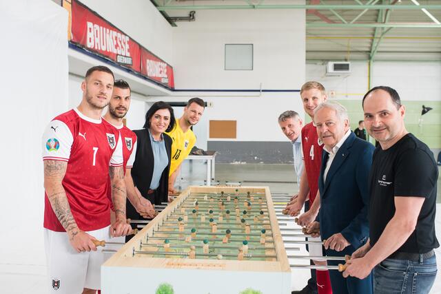 Eröffnungsspiel am neuen Wald-Wuzler mit Marko Arnautovic, Aleksandar Dragovic, Bundesministerin Elisabeth Köstinger, Daniel Bachmann, ÖBf-Vorstand Georg Schöppl, Martin Hinteregger, ÖFB-Präsident Leo Windtner, und Designer Thomas Bankhamer (v.l.). | Foto: BMLRT/Michael Gruber
