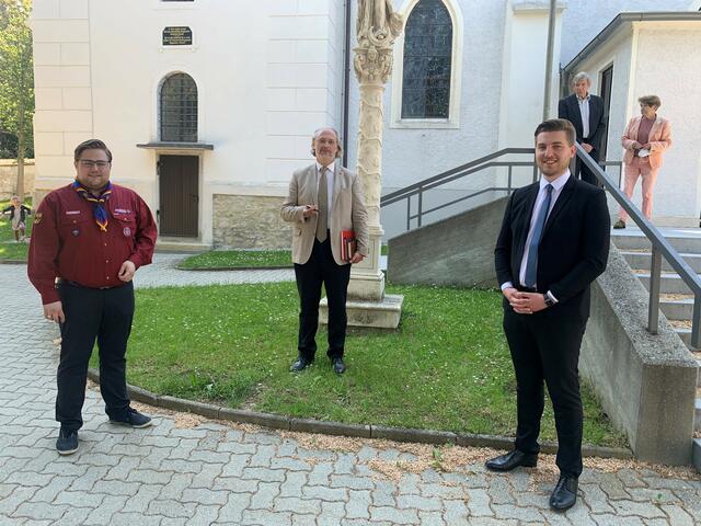 Gemeinderat Thomas Haffer, Stadtpfarrer Werner Riegler und Stadtrat Andreas Feiler vor der Kirche zu Fronleichnam. | Foto: VP MA
