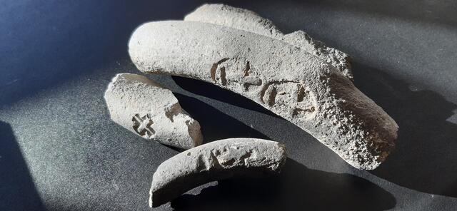 Keramikteile, die in Rutzendorf gefunden wurden. | Foto: E. Mayer
