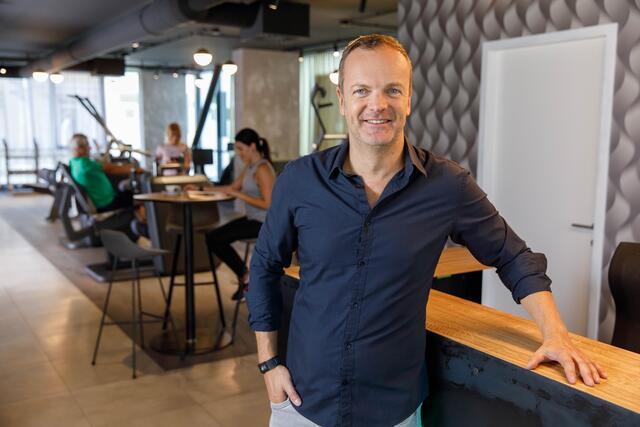 "Auf einem fünfteiligen Geräteparcours  werden Muskelverkürzungen aufgelöst und Beweglichkeit wieder hergestellt", erklärt Inhaber Helmut Wurpes die "Hantelfrei"-Philosophie. | Foto: Hantelfrei