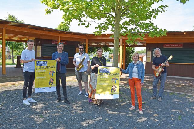 Das Programm für den Kultursommer 2021 steht: Stefan Matic, Max Pratter, Gernot Kratzer, Dagmar Brauchart, Helga Sams, Oliver Mally (v.l.) | Foto: Waltraud Fischer