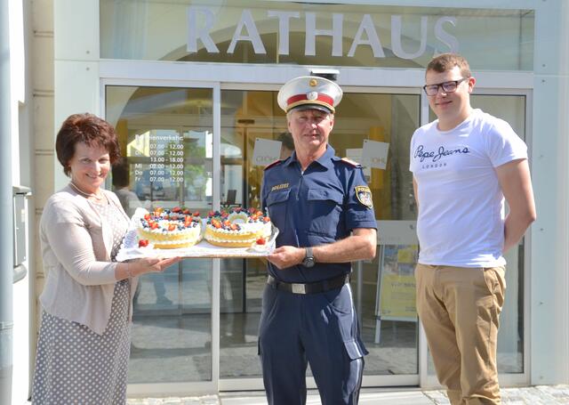 Bürgermeisterin Ludmilla Etzenberger überreichte dem Jubilar eine Geburtstagstorte und gratulierte, gemeinsam mit Stadtamtsdirektor Stv. Florian Riegler.  | Foto: Gföhl