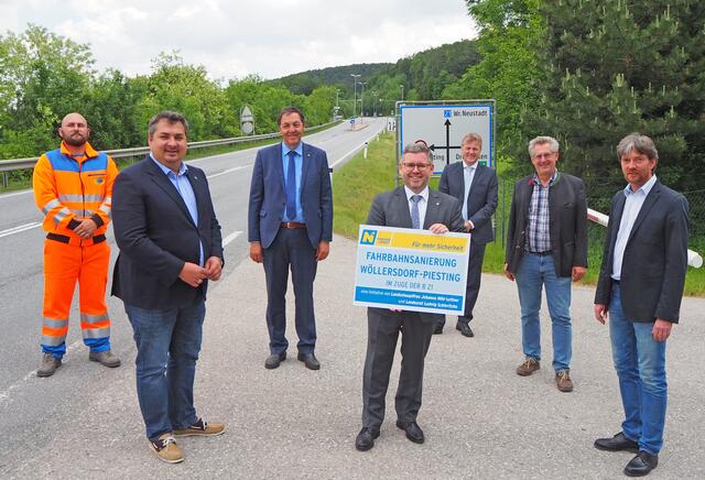 V.l.:  Christian Rotheneder (Straßenmeisterei Gutenstein), Ing. Gustav Glöckler (Bgm. von Wöllersdorf-Steinabrückl), DI Josef Decker (NÖ Straßenbaudirektor), Landesrat Ludwig Schleritzko, DI Klaus Längauer (Leiter der NÖ Straßenbauabteilung Wr. Neustadt), Bundesrat Martin Preineder, Roland Braimaier (Bgm. von Markt Piesting). | Foto: NÖ STD Mühlbachler