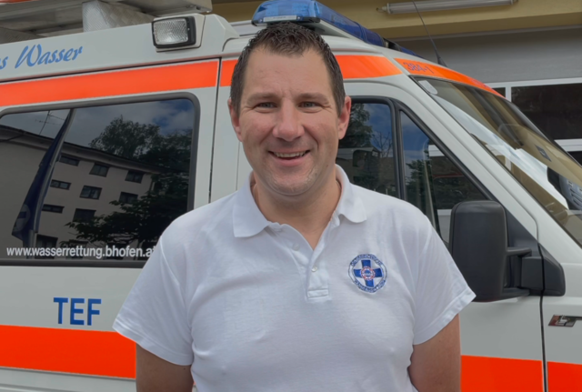 Herbert Gewolf jun. erklärt wie man sich im Notfall richtig verhält. | Foto: Marchgraber