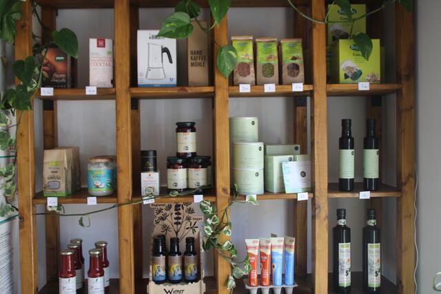 Einige der Lebensmittelprodukte gibt es vor Ort auch zu kaufen. | Foto: Lea Bacher