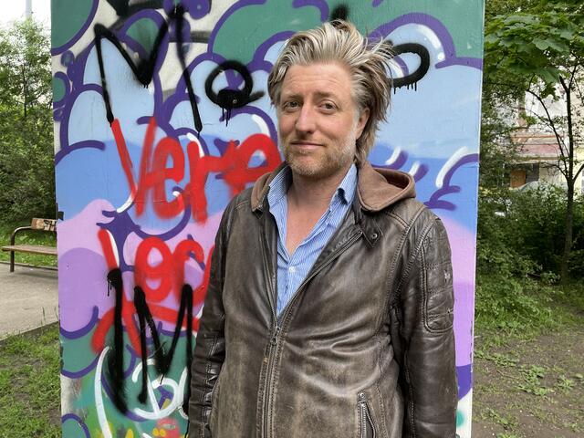Zum 100. Geburtstag von H.C. Artmann lädt Dominik Nostitz zahlreiche Prominente in den Park, die dem verstorbenen Dichter ein Ständchen singen werden.