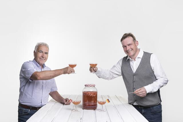 Die "Kiwanier" Werner Gretter und Thomas Oberhuber freuen sich über das vierzigjährige Jubiläum der beliebten Erdbeerbowle. | Foto: Alex Gretter