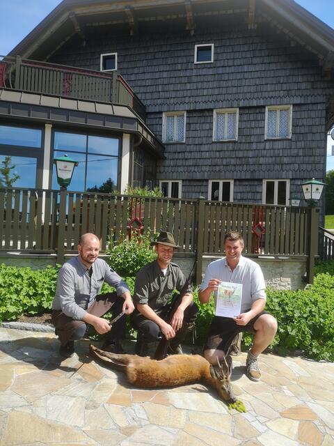 Bürgermeister Bernhard Schasching (r.) unterstützt die ortsansässigen Wirte. | Foto: Gemeinde Kopfing
