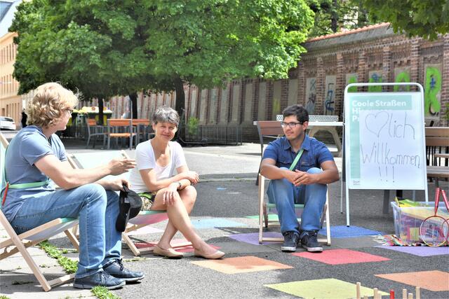 Bezirkschefin Silvia Nossek (Mitte) bei ihrem Besuch in der "Coolen Straße" in der Währinger Staudgasse. | Foto: BV 18/Baubinder