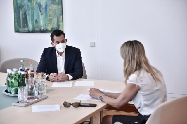 Gesundheitsminister Wolfgang Mückstein im Gespräch mit RMA-Chefredakteurin Maria Jelenko
