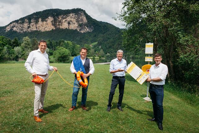 Volker Bidmon (Leiter der Abt. 9, Land Kärnten), Galliziens Bürgermeister Hannes Mak, LH Peter Kaiser und LR Martin Gruber freuen sich über die Eröffnung des 24. freien Kärntner Seezuganges bei der Linsendorfer Schleife in der Gemeinde Gallizien
 | Foto: Büro LH Kaiser/Filipovic