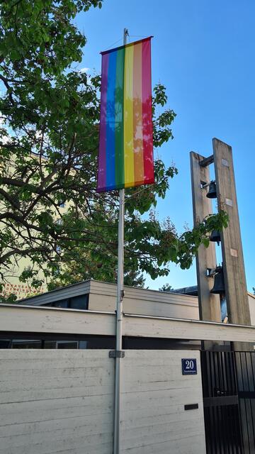 Die evangelische Glaubenskirche setzt mit der Regenbogenfahne ein klares Zeichen. | Foto: Alexander Kislinger