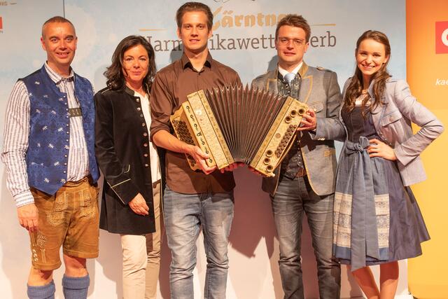 Christian Brugger, Edith Müller, Marcel Müller, Max Strohmaier und Claudia Mölschl gratulieren den Finalisten und freuen sich auf das Finale am 3. Juli im ORF Theater