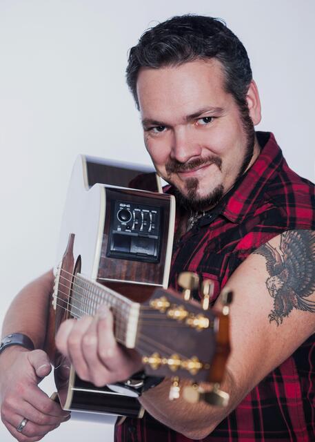 Der gebürtige Ischgler Dominik Rudigier macht seit seiner Kindheit Musik - Heute bezeichnet er seine Musikrichtung gerne als "Austrian Rock/Pop mit einem Schuss Country”.