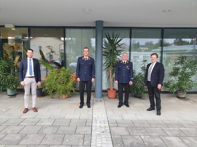 Kommandant Johann Hrowath jun. (2. v. r.) und Kommandant-Stellvertreter Stefan Jäger (2. v. l.) mit Bgm. Thomas Krainz (r.) und Amtsleiter Günther Gomernig nach der Jahreshauptversammlung mit Kommando-Wahl beim K3.