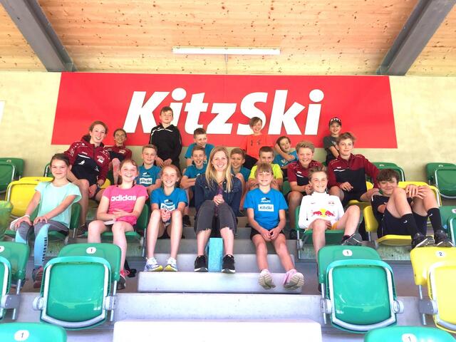 Die 2s Sportklasse der Sportmittelschule Kitzbühel mit Klassenvorstand Laura Brugger und Klassenpatin Lisa Hauser (Mi.) | Foto: Obermoser