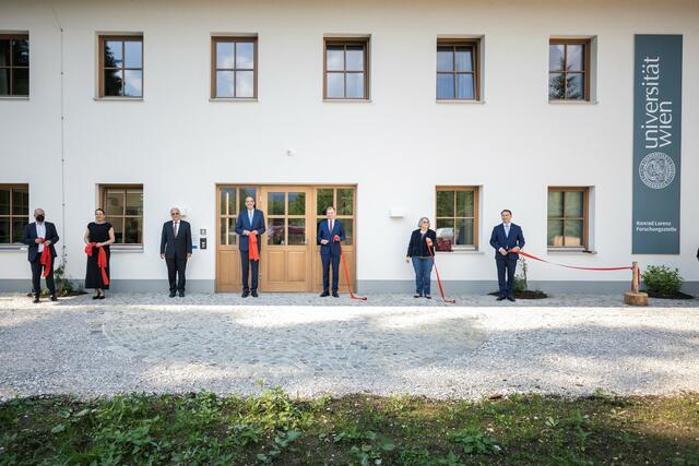 Präsident des Betreibervereins des Cumberland Wildpark Grünau Ing. Johann Vielhaber, Leiterin der Konrad Lorenz Forschungsstelle Prof. Sonia Kleindorfer, Rektor der Universität Wien Prof. Heinz Engl, Bundesminister Prof. Heinz Faßmann, Landeshauptmann Mag. Thomas Stelzer, Vizerektorin der Universität Wien Prof. Regina Hitzenberger, und LH-Stv. Dr. Manfred Haimbuchner bei der Eröffnung des neuen Gebäudes der Konrad Lorenz Forschungsstelle. | Foto: Land OÖ/Max Mayrhofer