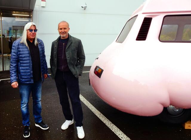 Frank Peter Hofbauer und Erwin Wurm mit dessen „Fat Car“, das zukünftig als Wartehäuschen für die Bushaltestelle Apfelmoar dienen wird. | Foto: Hofbauer