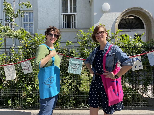 Die Lehrerinnen Edith Haberl (links) und Dora Kuthy mit bunten selbstbedruckten Taschen.  | Foto: Julia Schmidt