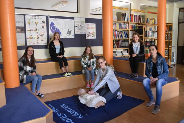 Die Schülerinnen der 4b-Klasse Carina Hasler, Selina Schatz, Viktoria Baumgartner, Sarah Abraham und Carmen Dohr mit Lehrerin Bianka Liebhart (von links) | Foto: RMK