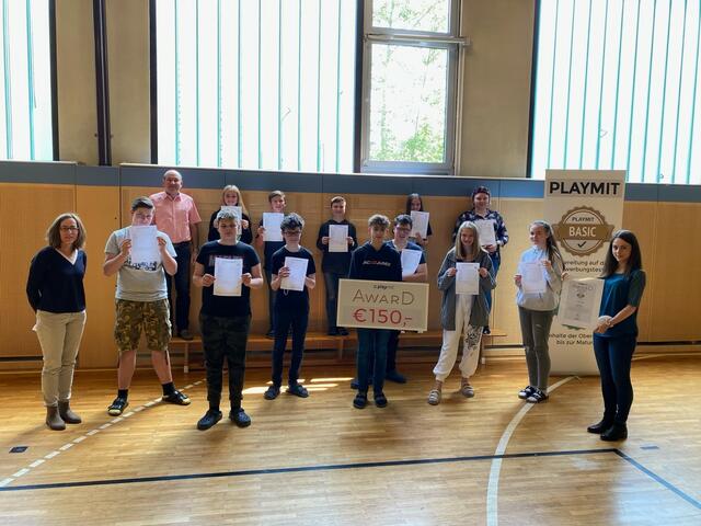 Die Schülerinnen und Schüler der 3. und 4. Klasse an der Mittelschule Wies freuen sich über den österreichweit zweiten Platz beim Playmit Award 2021 | Foto: KK