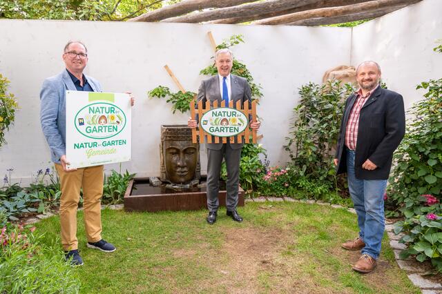 Bürgermeister Karl Elsigan, Landesrat Martin Eichtinger und Vizebürgermeister Reinhard Poppinger verkünden die Einhaltung der „Natur im Garten“-Kriterien in Schwarzenau. | Foto: „Natur im Garten“ / J. Ehn