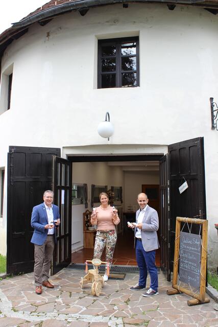 Bürgermeister Martin Kulmer, Katja Edlinger und Martin Figge vor dem 1. St. Veiter Pop-up-Store, dem historischen Münzturm. | Foto: Stadt St. Veit