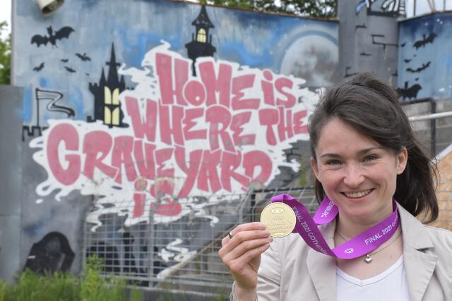 Vor der Friedhofstribüne am Sport-Club-Platz: Sara Telek mit der Erinnerungemedaille vom Champions League Finale der Damen. | Foto: Hetterich