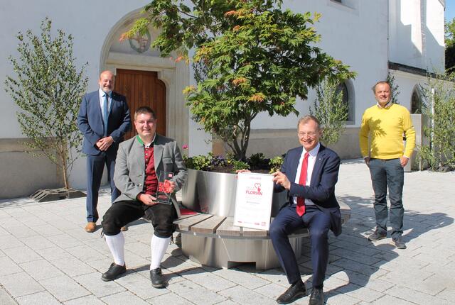 Martin Achleitner mit Landeshauptmann Thomas Stelzer sowie Harald Dusel, Gebietsleiter der OÖ Versicherung (links) und Fritz Huber von der BezirksRundschau Perg. | Foto: BezirksRundschau