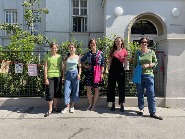 Gemeinsam setzen Schülerinnen und Lehrerinnen mit ihrem Projekt ein Zeichen für den Artenschutz.  | Foto: Julia Schmidt