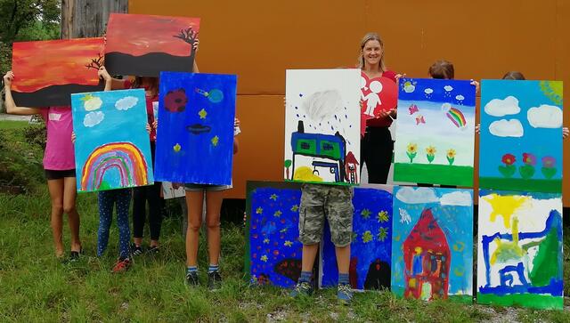 "Peace-Painting Austria" bei den Mollner Kinderfreunden, bei denen Ulrike Brunner seit fast zwei Jahrzehnten auch Obfrau ist.