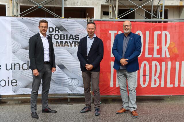 Die Geschäftsführer von Tiroler Immobilien Alfred Thaler (1.v.l.) und Stefan Kaiserer (3.v.l.) freuen sich auf eine gute Zeit mit dem Nachbarn Dr. Tobias Mayr (Mitte) in der neuen Wohn- und Geschäftsanlage in der Salurnerstraße in Kufstein. | Foto: Tiroler Immobilien