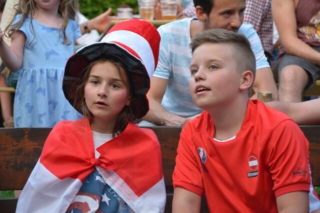 Die EURO 2020 steht vor der Tür. Für die Fußball-EM ist das beliebte Public Viewing– unter bestimmten Voraussetzungen, mit FFP2-Maske und getestet, geimpft oder genesen – wieder möglich.
