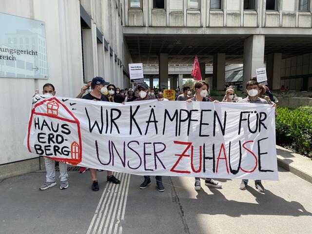 Für den Erhalt des Haus Erdberg gingen zahlreiche Bewohner und Mitarbeiter auf die Straße. | Foto: Maier