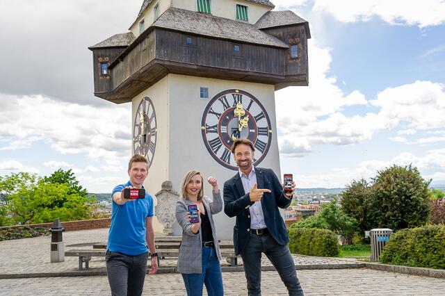 Sport, Spaß und Weiterbildung in einer App: Philip Fürstaller (WOCHE), Nadine Herk und Filipp Rothe (Murbit) freuen sich auf die City Challenge.