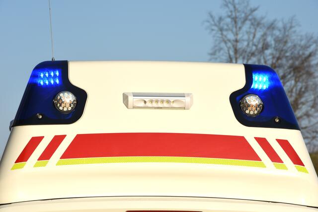 Die Lenkerin wurde von der Rettung ins LKH Wolfsberg gebracht. | Foto: Spitzi-Foto - stock.adobe.com