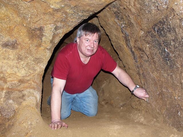 Hans Freudenberger in einem Erdstall. Seit Jahren ist der Neustadtler den unterirdischen Geheimnissen auf der Spur. | Foto: Freudenberger