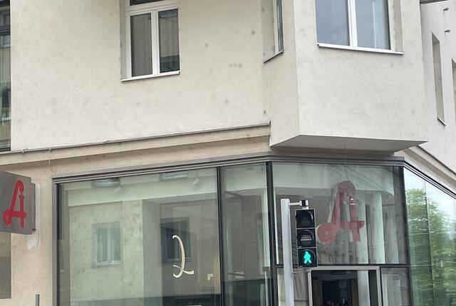 Durch die Bereitschaftsdienste ist man in Favoriten auch am Wochenende und in der Nacht nie weit entfernt von einer offenen Apotheke. Das Bild zeigt die Quellen-Apotheke in der Quellenstraße 45.