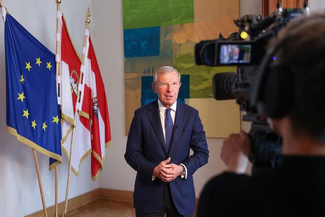 Landeshauptmann Wilfried Haslauer spricht beim virtuellen Clubabend des Management Club Salzburg über die Maßnahmen in der Krise und deren Auswirkungen. | Foto: Land Salzburg / Franz Neumayr