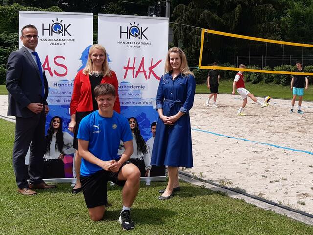 HAK-Direktor Dr. Florian Buchmayr, Administratorin und Initiatorin der Outdoor-Tage Mag. Carmen Seiner, Sportpädagogin Mag. Katrin Knoblechner (v.l.n.r. stehend) mit Schülern des 1. Jahrganges der HAK Villach