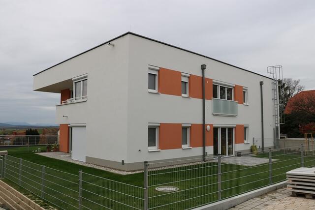 Aktuell ist hier eine 3-Zimmer-Wohnung im Obergeschoß mit einer WNFL von rd. 77 m2 sofort beziehbar.