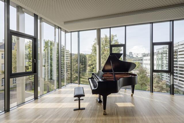 Der Lieblingsraum von Rektorin Ulrike Sych, ein Unterrichtsraum für Klavier-Kammermusik mit spektakulärem Blick in den Innenhof der mdw.