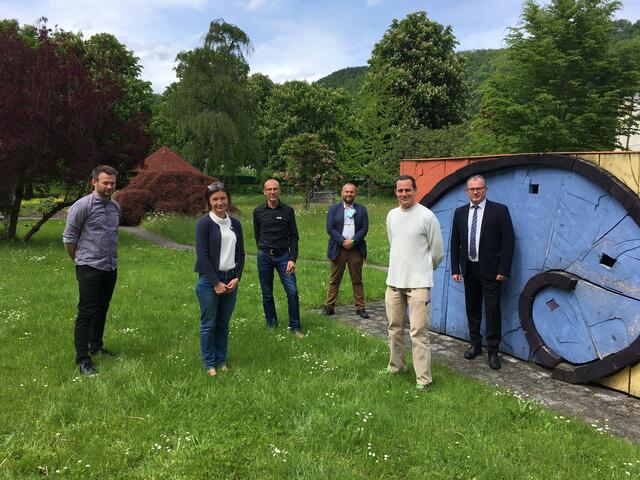 Am Theaterprojekt beteiligt (von links nach rechts): Leader Sauwald/Pramtal-Geschäftsführer Johannes Karrer, künstlerische Projektleiterin Kajsa Boström, invita-Leiter August Hinterberger, invita-Ideengeber Thomas Diesenberger, Regisseur Klaus Meßner und Walter Zauner (Vorstand Verein für invita und St. Bernhard).  | Foto: Caritas OÖ